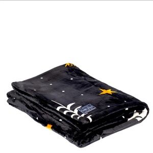 NWT:  LUG CUDDLE THROW- SNOWMAN TREES- SOFTEST BLANKET & LARGE! SOLD OUT